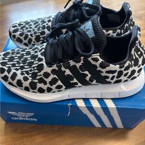 Adidas Women’s Swift Run sneakers size 7.5